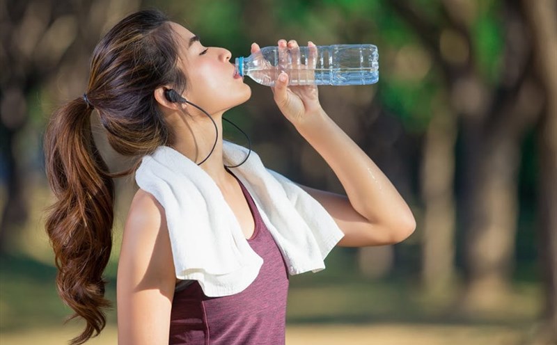 Chăm sóc sức khỏe mùa hè khi chơi thể thao để không mất nước